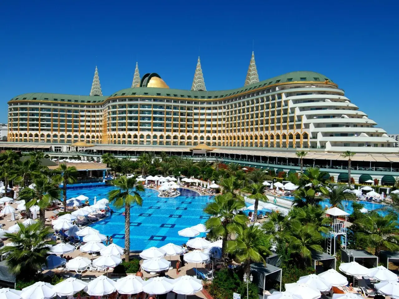 Luxuriöses Hotel mit Poollandschaft und Palmen. Der delphin imperial ist ein Traumziel.