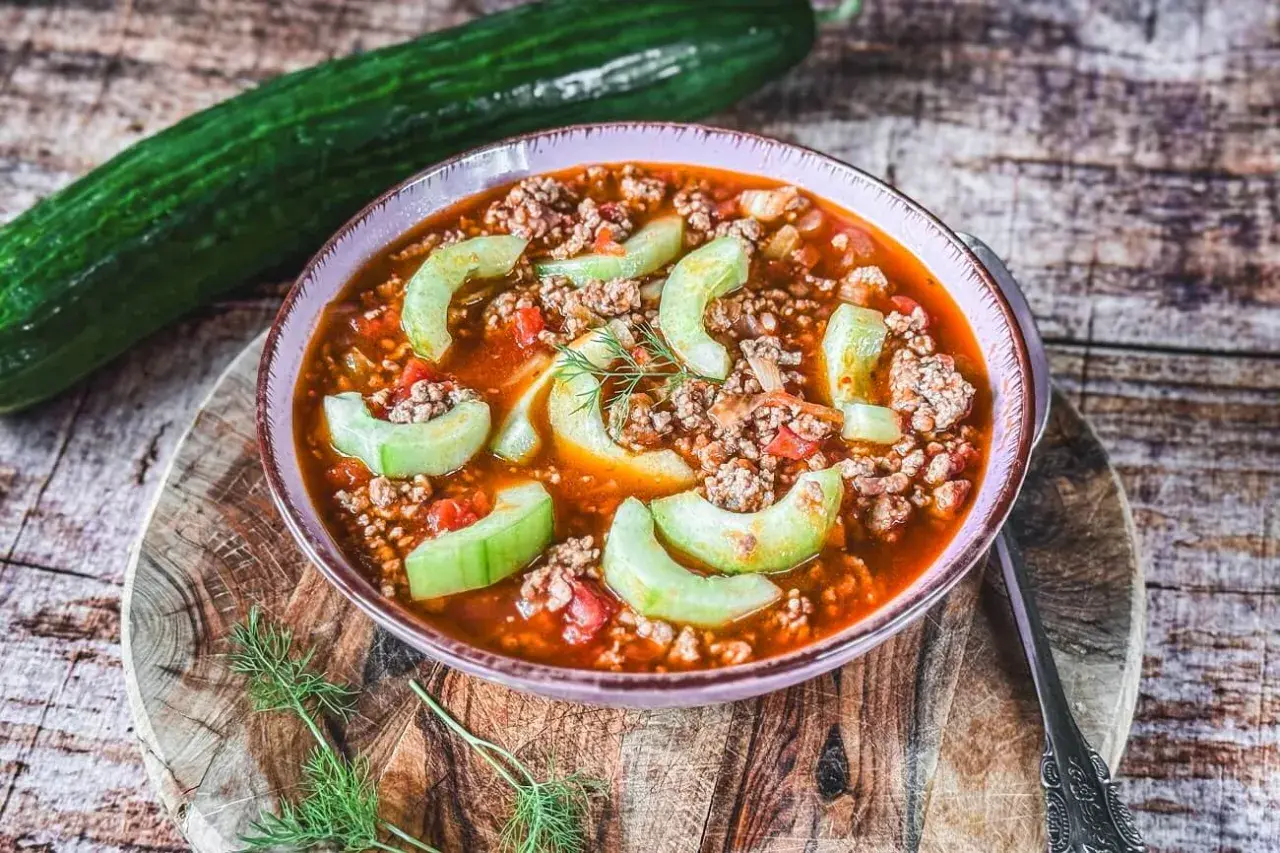 Herzhafte Schmorgurken mit Hackfleisch in einer würzigen Tomatensauce, garniert mit Dill. Ein rustikales Gericht.