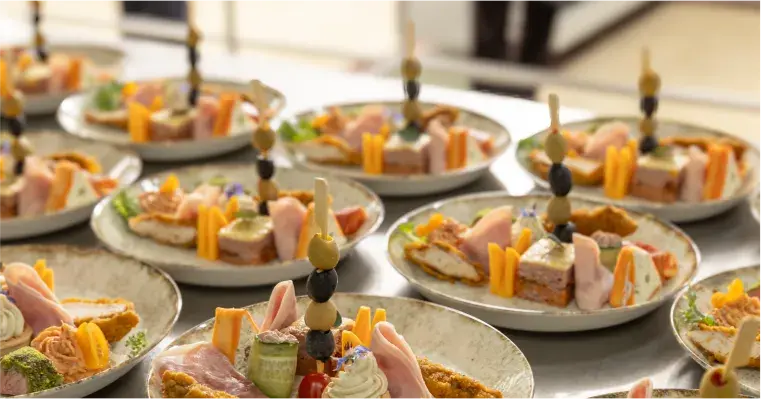 Catering na 20 osób: Ile kosztuje? Sprawdź ceny i porady 2025