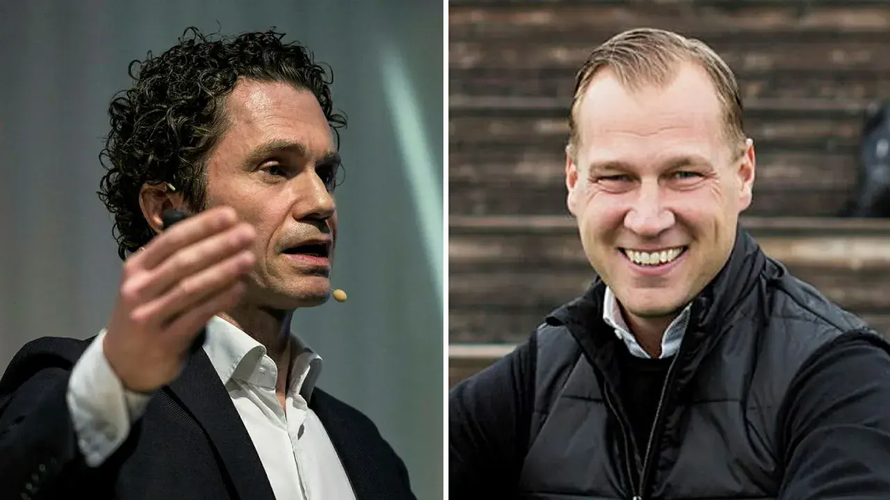 Två män, en med lockigt hår som talar, den andra ler glatt. Kanske Viktor Svensson på en scen och en annan Viktor Svensson utomhus.