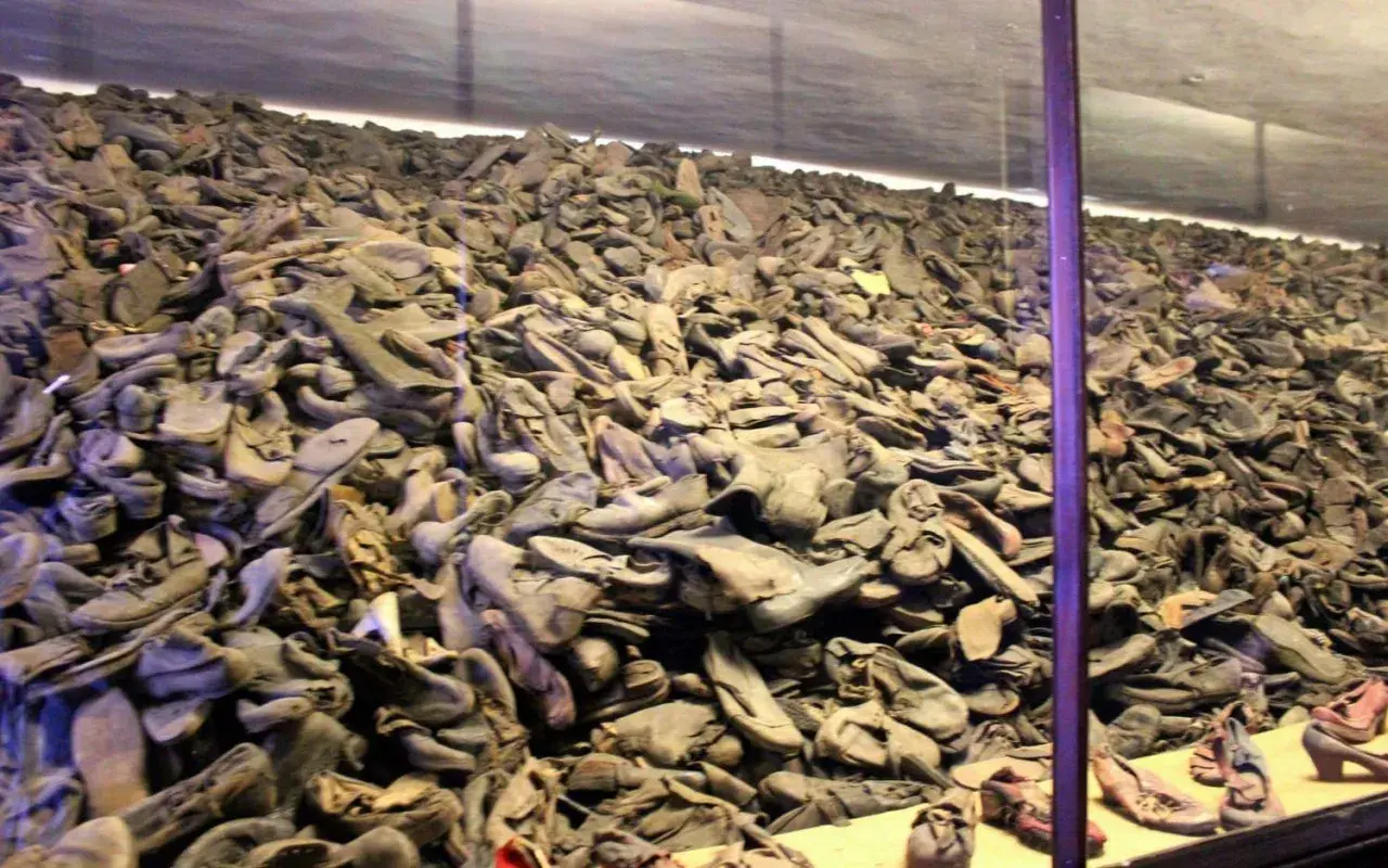Enorm hög med skor som samlats i Auschwitz. Dessa skor tillhörde offren för gaskammare.