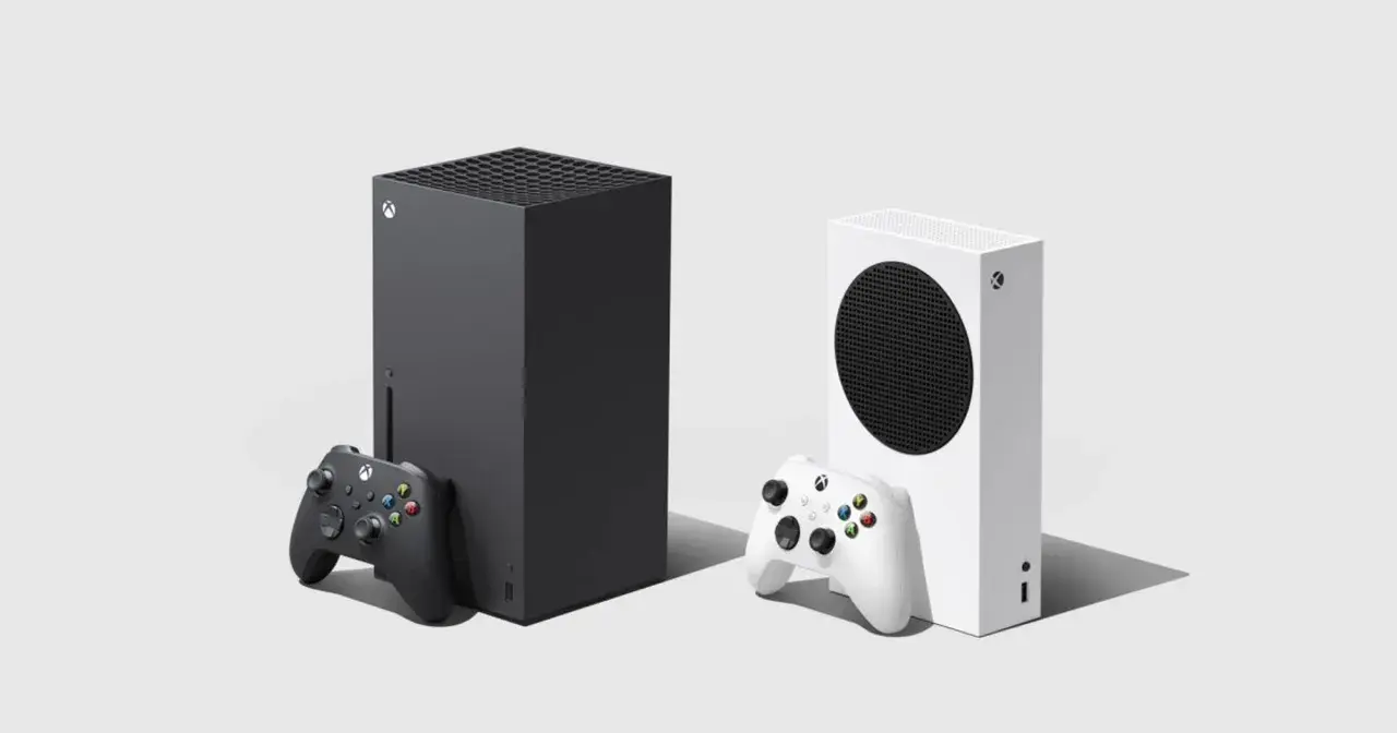 Dwie konsole Xbox next gen: czarna Xbox Series X i biała Xbox Series S, z czarnym i białym kontrolerem.