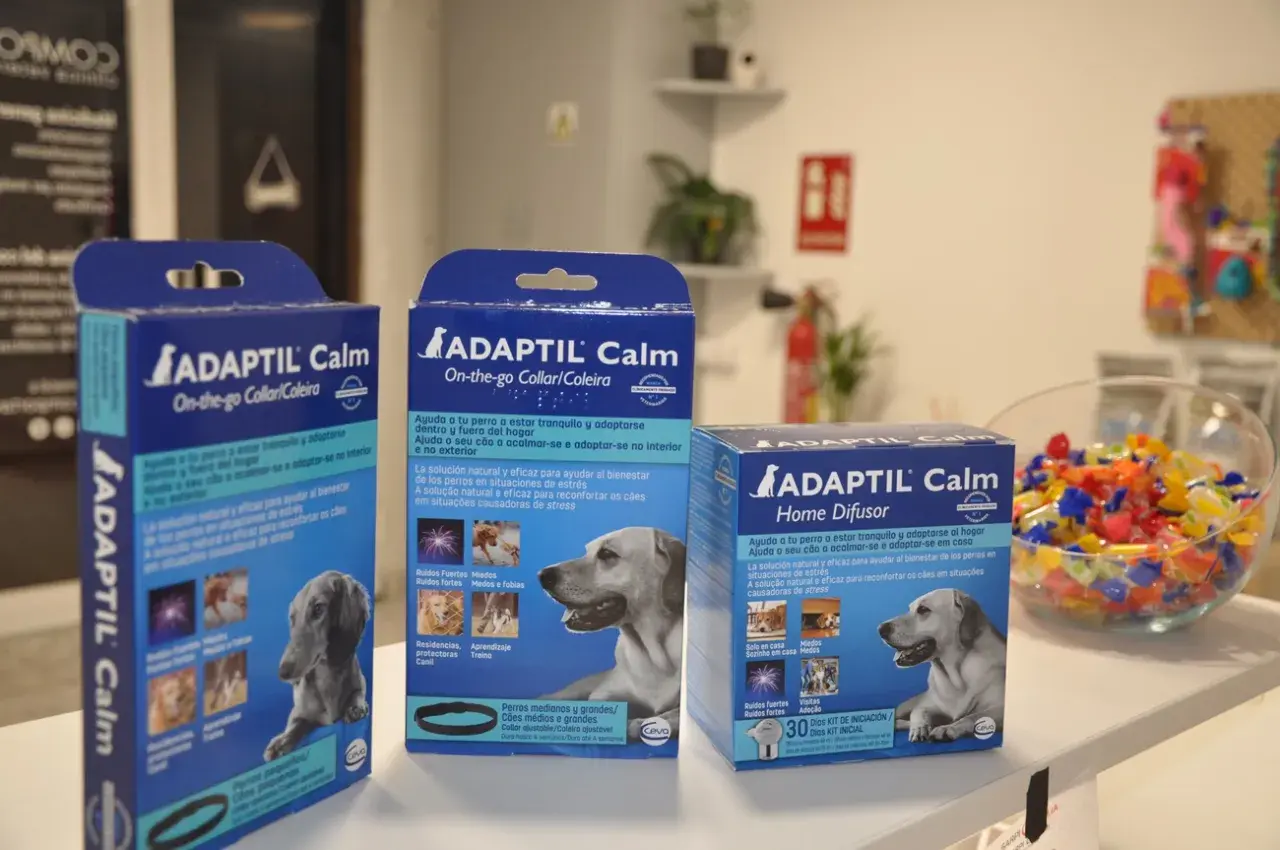 Cajas de ADAPTIL Calm, difusor y collar, para calmar la ansiedad de perros. Feromonas para perros ansiedad.