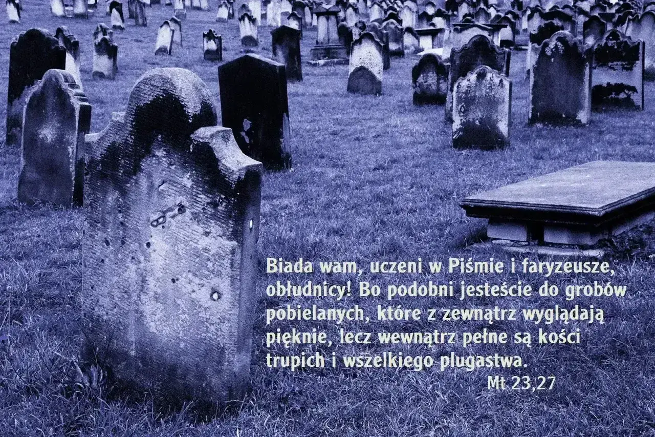 Stare nagrobki na cmentarzu. Krótkie sentencje na pomnik przypominają o przemijaniu i potrzebie wewnętrznej czystości.