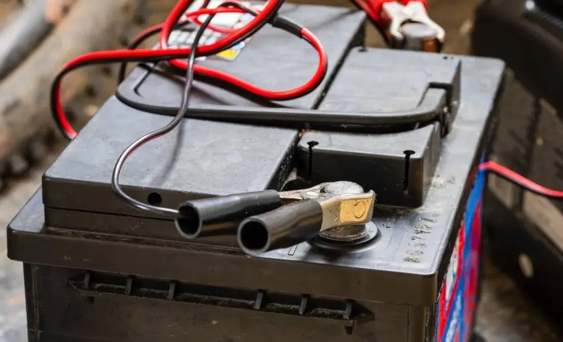 Jak bezpiecznie podłączyć prostownik 24V do akumulatorów (2x12V)?