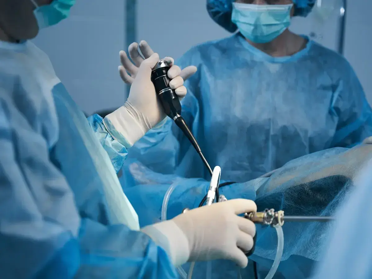 Chirurg wykonuje histeroskopię, badanie jamy macicy. To właśnie histeroskopia co to jest, pozwala na diagnostykę i leczenie.