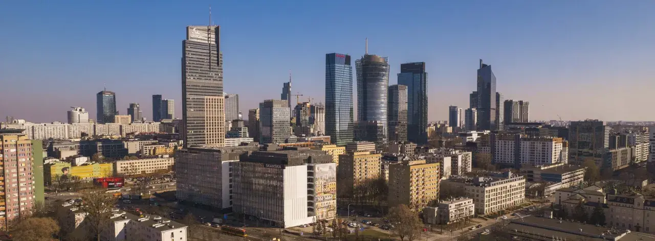 Warszawski krajobraz miejski z wieżowcami. Zastanawiasz się, jak zacząć inwestować w nieruchomości? To miejsce może być inspiracją.