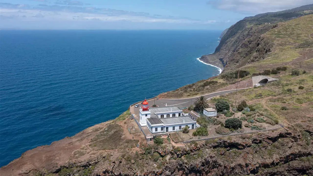 Leuchtturm am Ponta do Pargo, der dramatisch auf einer Klippe über dem blauen Ozean thront.
