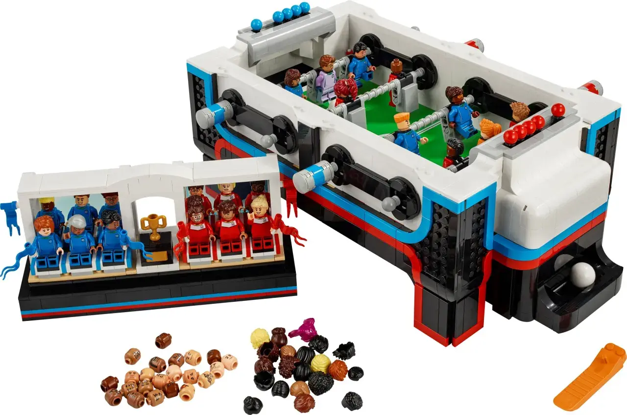 Ein detailreicher Tisch aus Lego mit Spielfiguren und Zubehör.