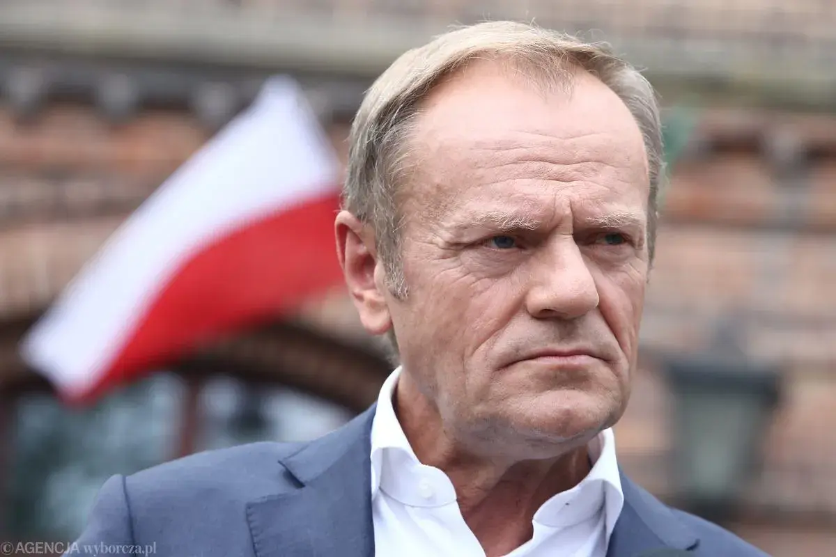 Donald Tusk na tle polskiej flagi. Dyskusja o tym, co to znaczy ustawa Lex Tusk, trwa.