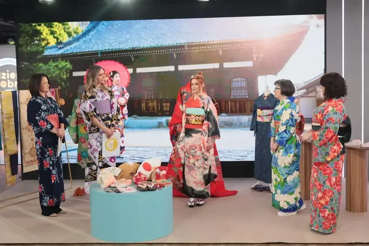 Pięć kobiet w tradycyjnych kimonach prezentuje wzory i akcesoria. Dowiedz się, jak uszyć kimono, inspirując się japońską elegancją.