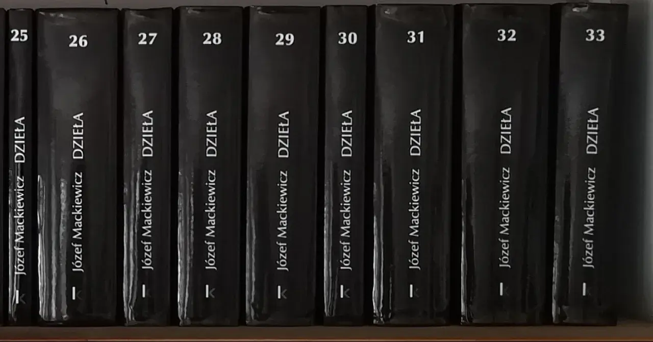 Grzbiety książek z numerami od 25 do 33, "Dzieła Józefa Mackiewicza". Może to być jedna z przyczyn długiego oczekiwania na odpowiedź z redakcji literackiej – tyle materiału do przejrzenia!