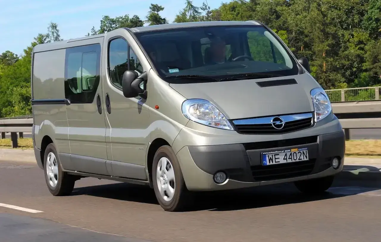 Szary Opel Vivaro 2.0 CDTI na drodze, kierowca za kierownicą. Może mieć problem z brakiem mocy.