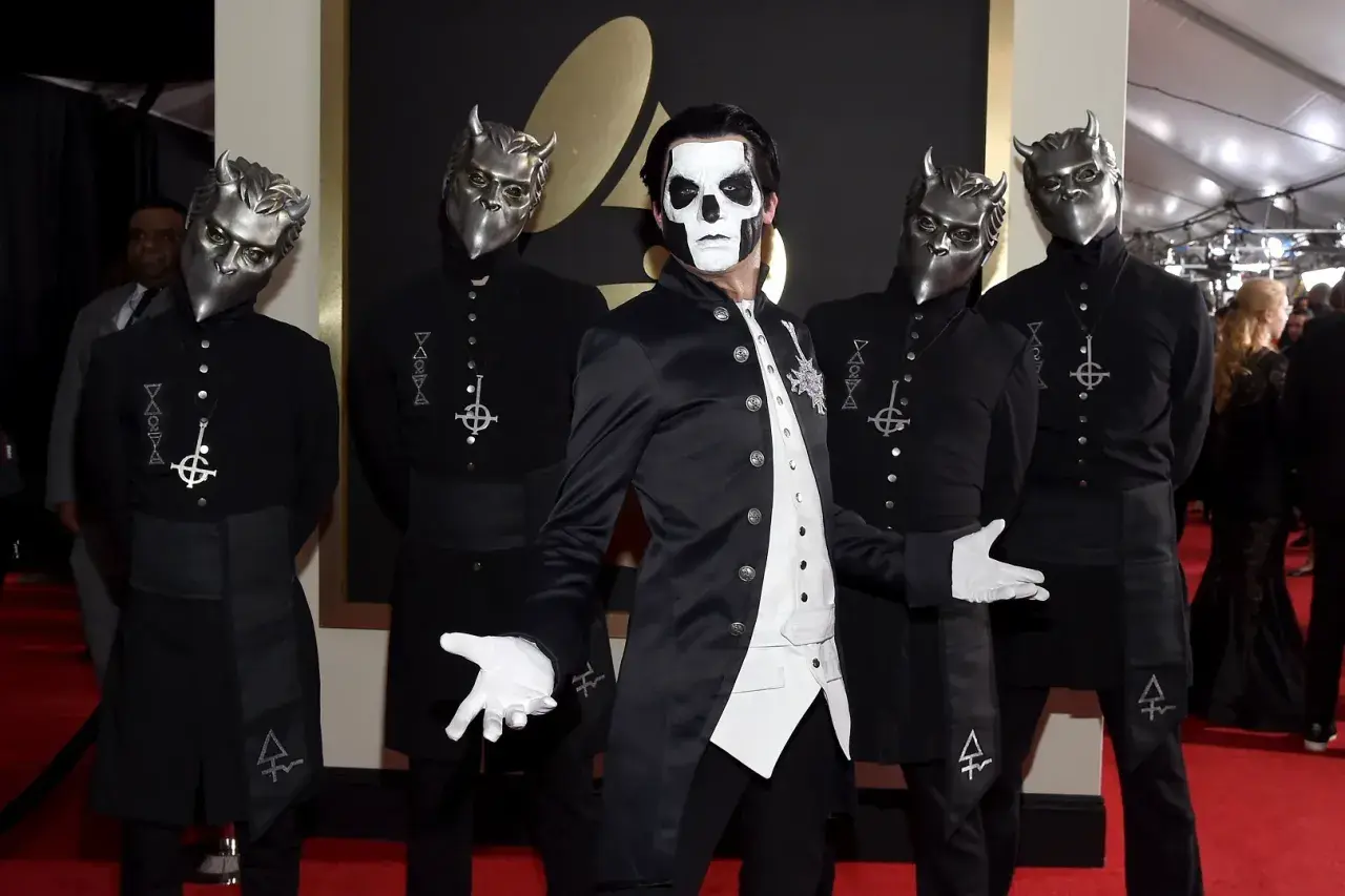Papa Emeritus 3 w otoczeniu Ghoulów na czerwonym dywanie.