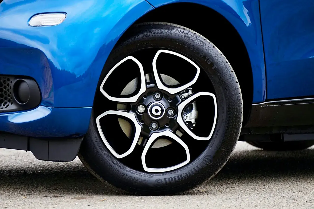 Jak wybrać opony letnie do samochodu osobowego i SUV-a? Najważniejsze parametry, oznaczenia i sezonowa wymiana