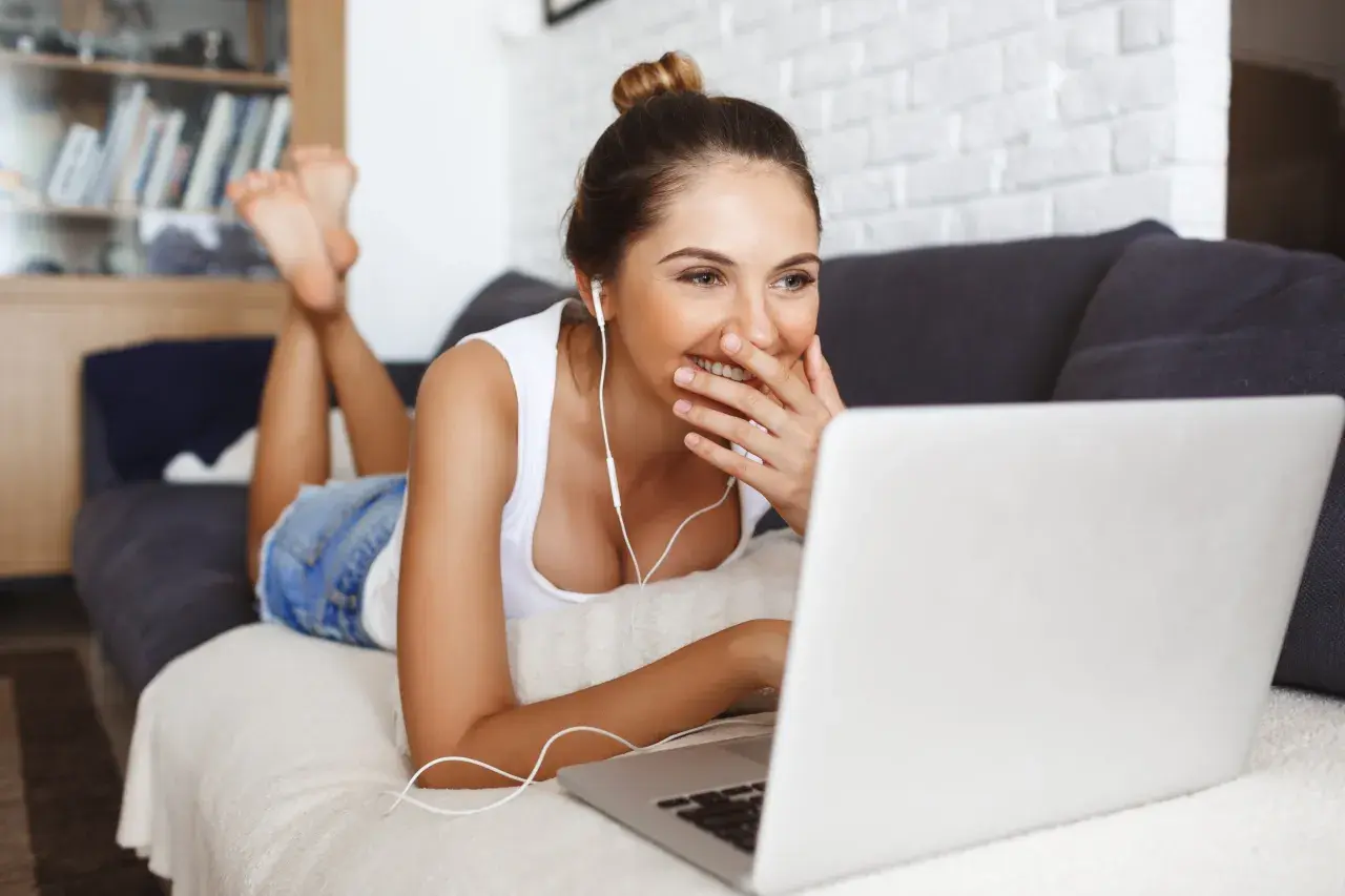 Rozrywka online a domowy budżet: jak cieszyć się nią bez przepłacania