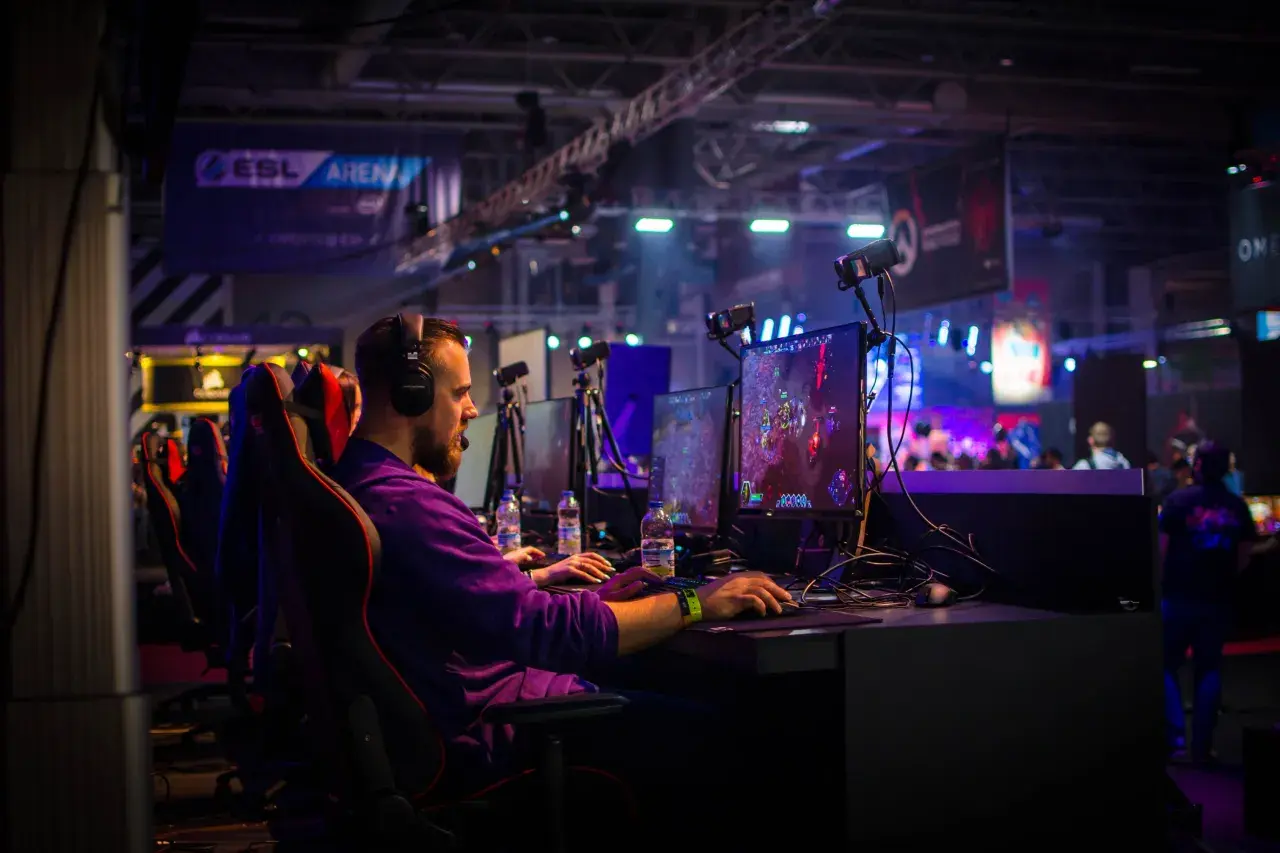 Ewolucja monetyzacji e-sportu: od lokalnych imprez LAN do globalnych imperiów