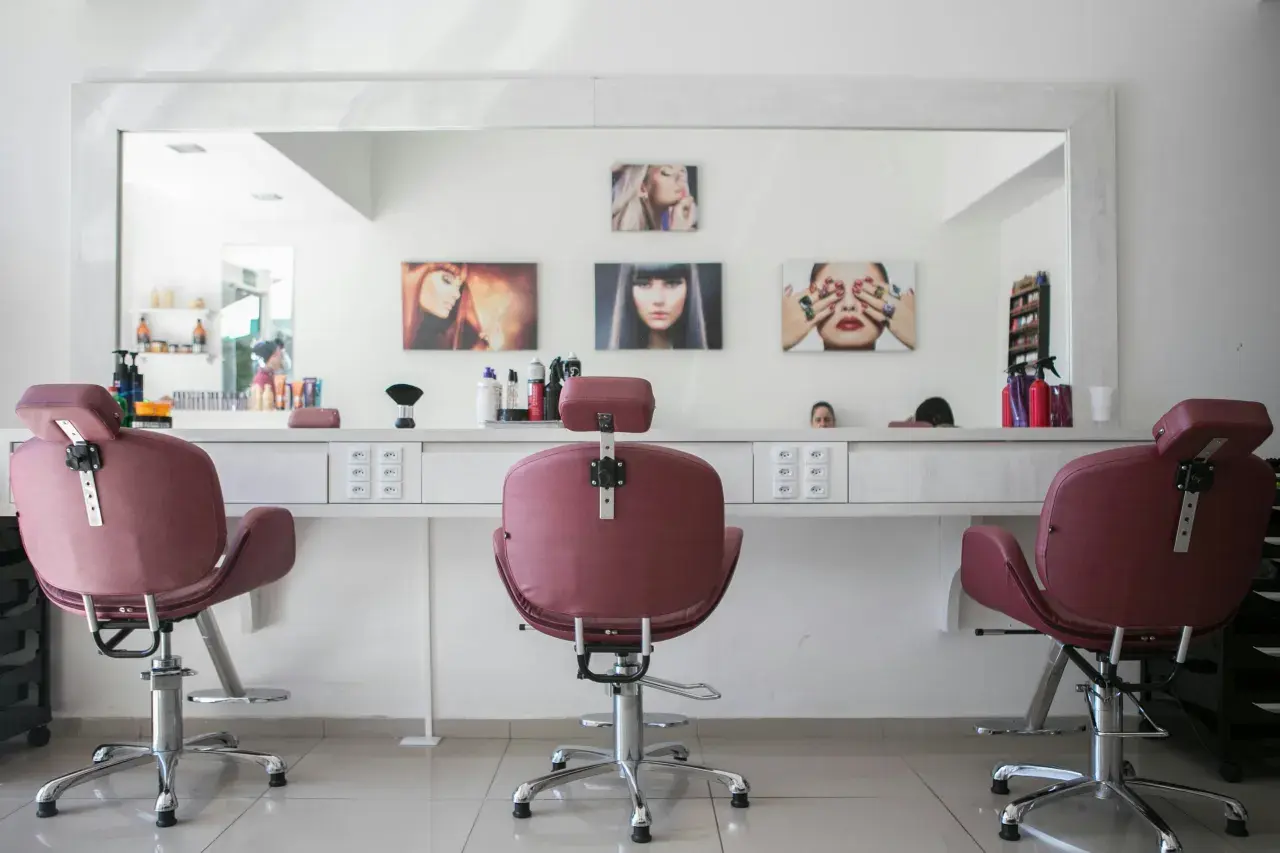 Personalizacja przestrzeni beauty: jakie trendy dekoracyjne zdobywają popularność w salonach kosmetycznych