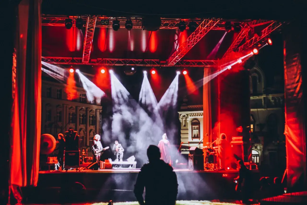 Daj swojej muzyce przestrzeń, na jaką zasługuje. Odkryj nagłośnienie, które robi wrażenie