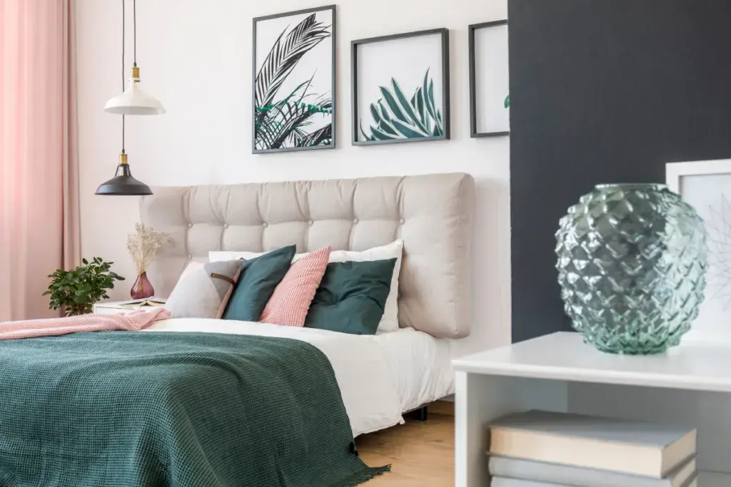 Co nad łóżkiem w sypialni: 7 inspirujących pomysłów na dekorację