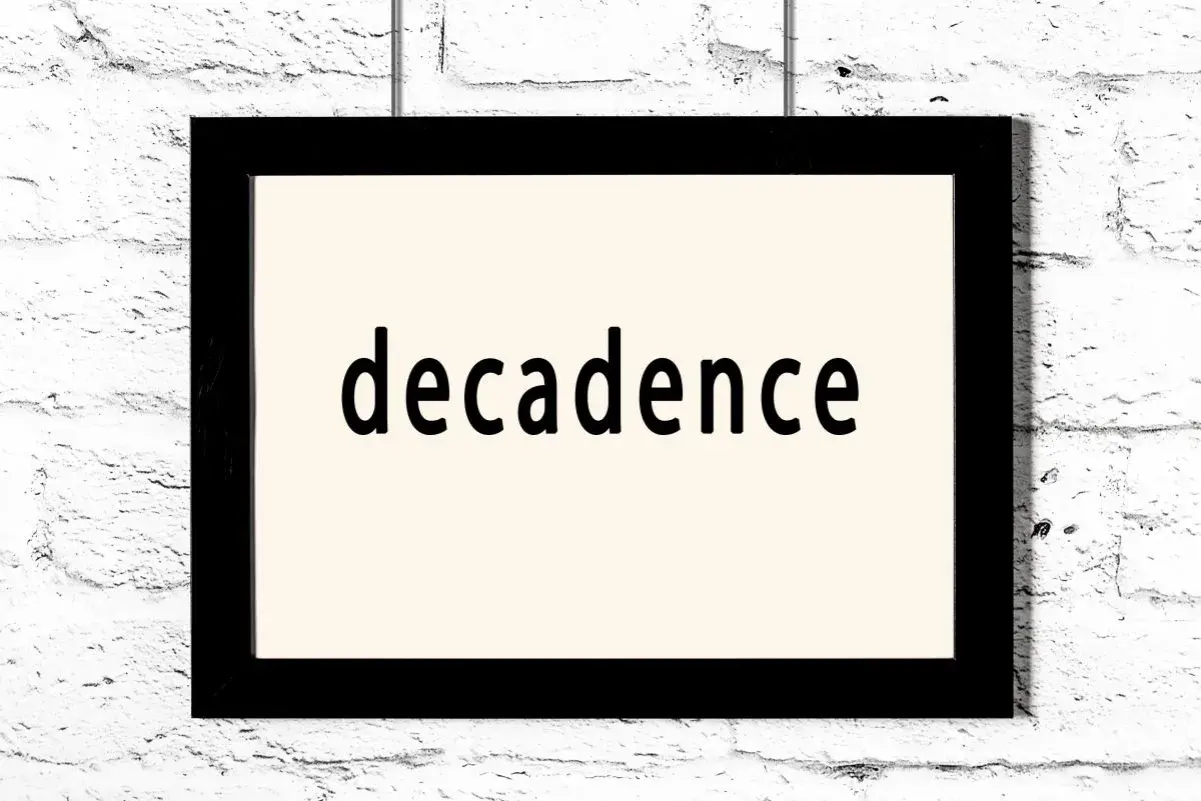 Czarno-biały obraz z napisem "decadence". Czy to dekadentyzm?