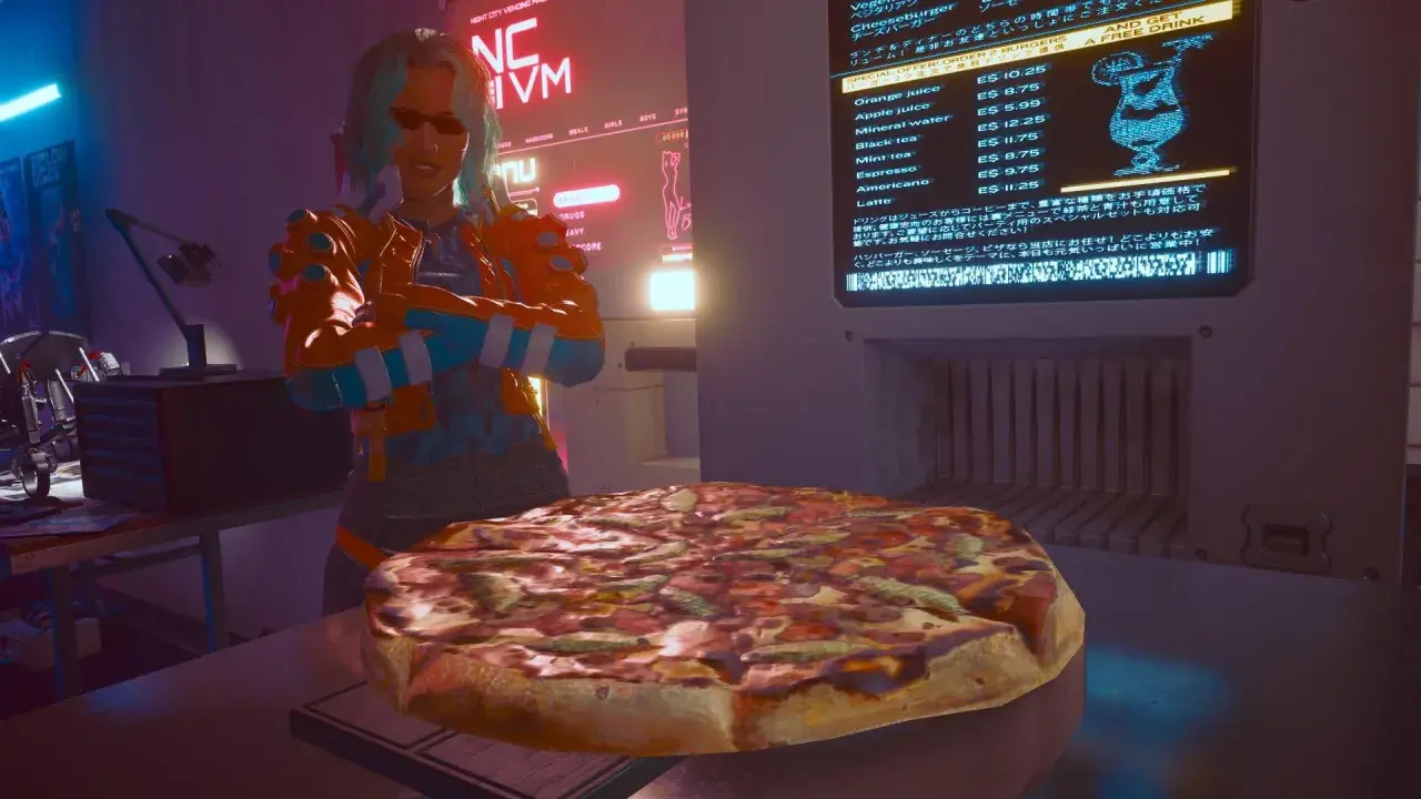 Cyberpunkowa dziewczyna z niebieskimi włosami i neonową kurtką, obok niej wielka pizza. Idealna na pizza party w stylu cyberpunk.