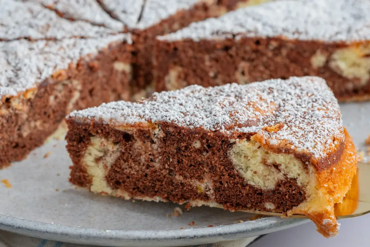 Ein saftiger Marmorkuchen, perfekt für jedes wolkenkuchen rezept. Mit Puderzucker bestäubt und bereit zum Genießen.
