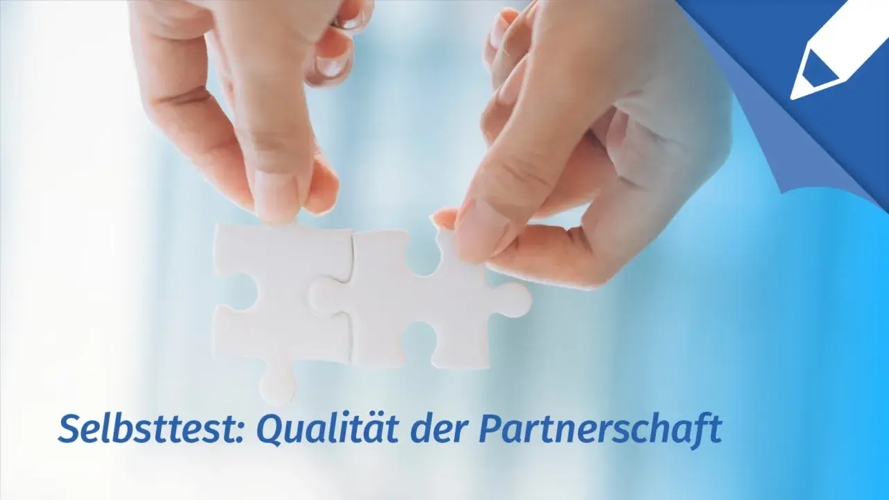 Zwei Hände fügen zwei Puzzleteile zusammen.