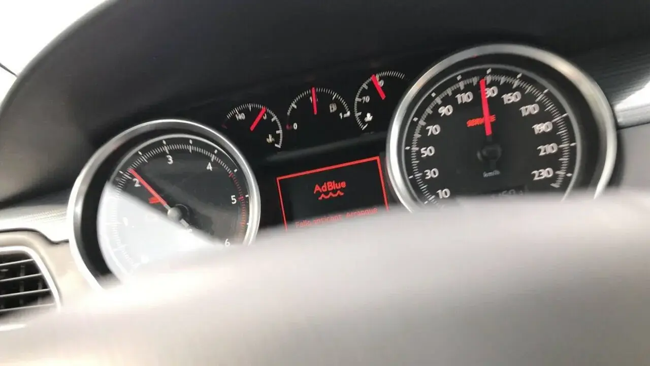 Panel de control de un Mercedes con mensaje de fallo AdBlue y "Fallo anticipado Arranque". Indica la necesidad de resetear AdBlue.