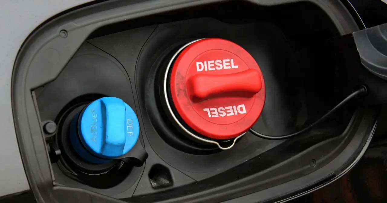 Zbiornik AdBlue i korek wlewu paliwa DIESEL. Czy do diesla można założyć gaz? Nie, to dwa różne rodzaje paliwa.
