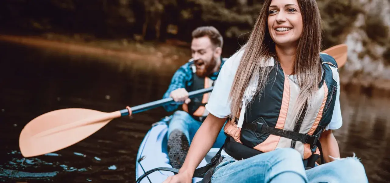 Szczęśliwa para na kajakach, idealny romantyczny weekend we dwoje na Mazowszu.