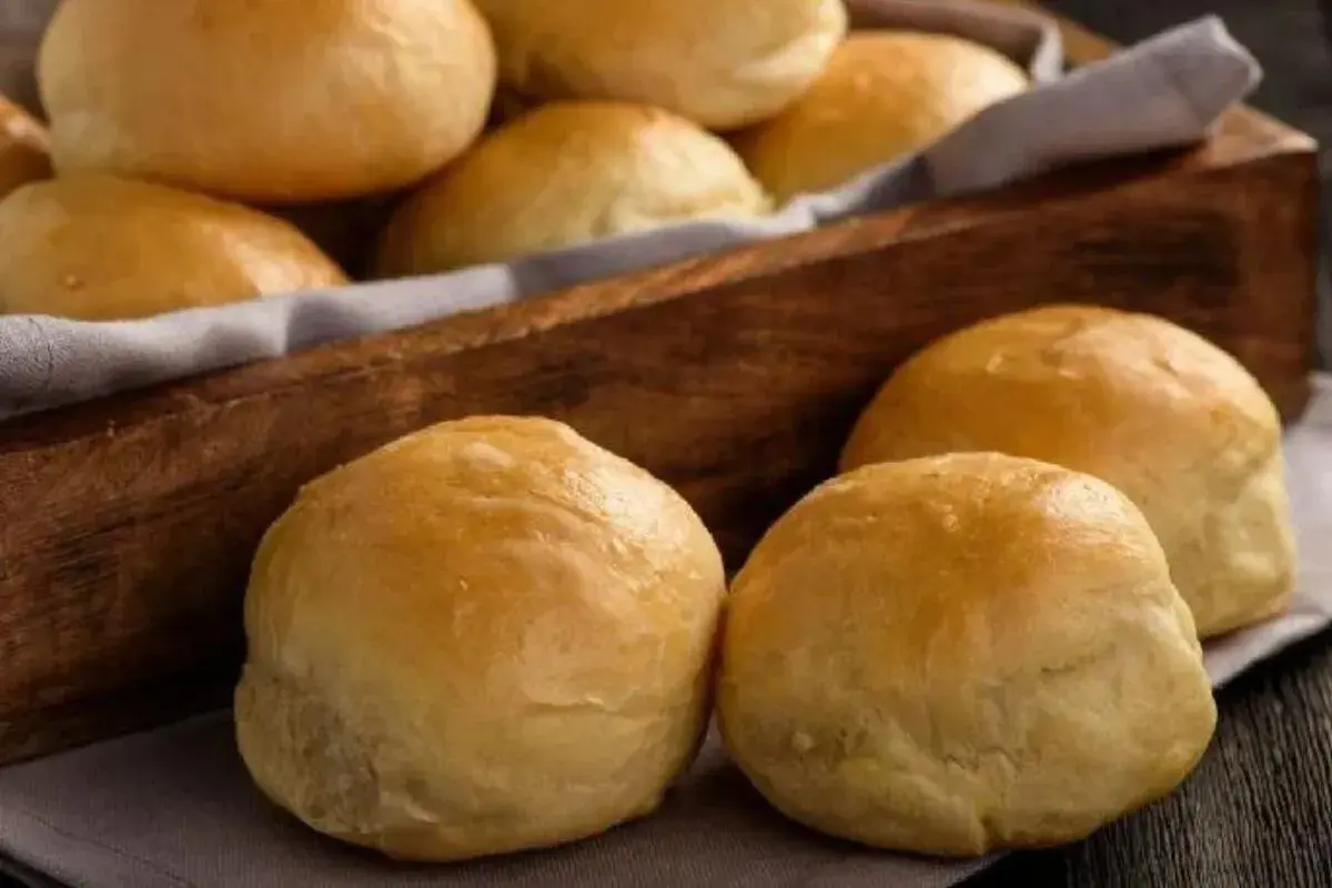 Pan de cebolla recién horneado, dorado y esponjoso, servido en una cesta de madera.