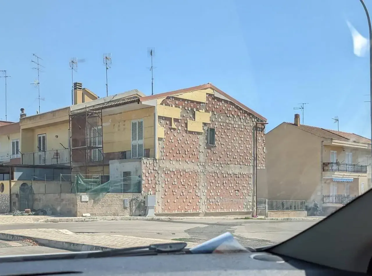 Edificio con facciata in mattoni a vista e parti intonacate, forse per un cappotto esterno. Si nota condensa interstiziale.