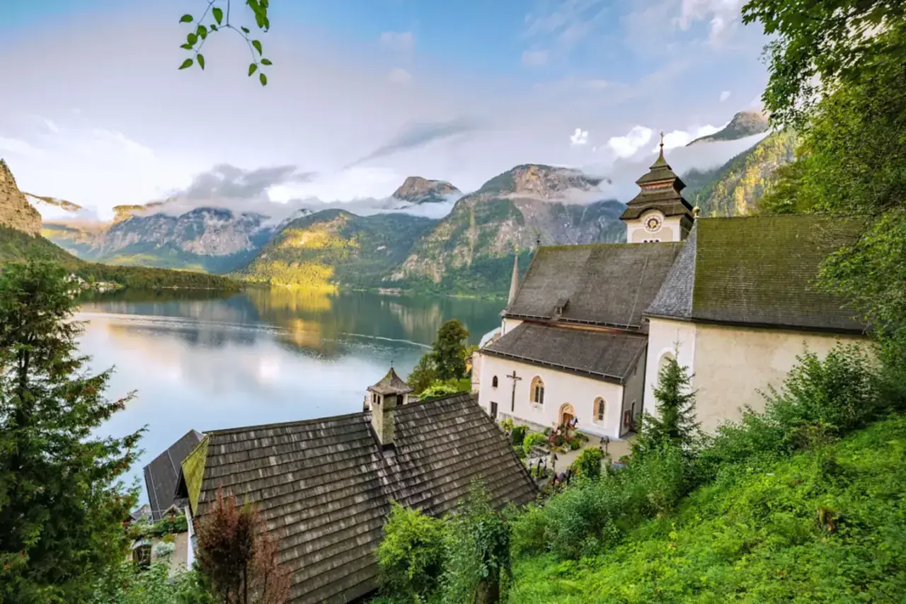 Malowniczy Hallstatt, jezioro i góry. To miejsce, co warto zobaczyć w Austrii, zachwyca o każdej porze roku.