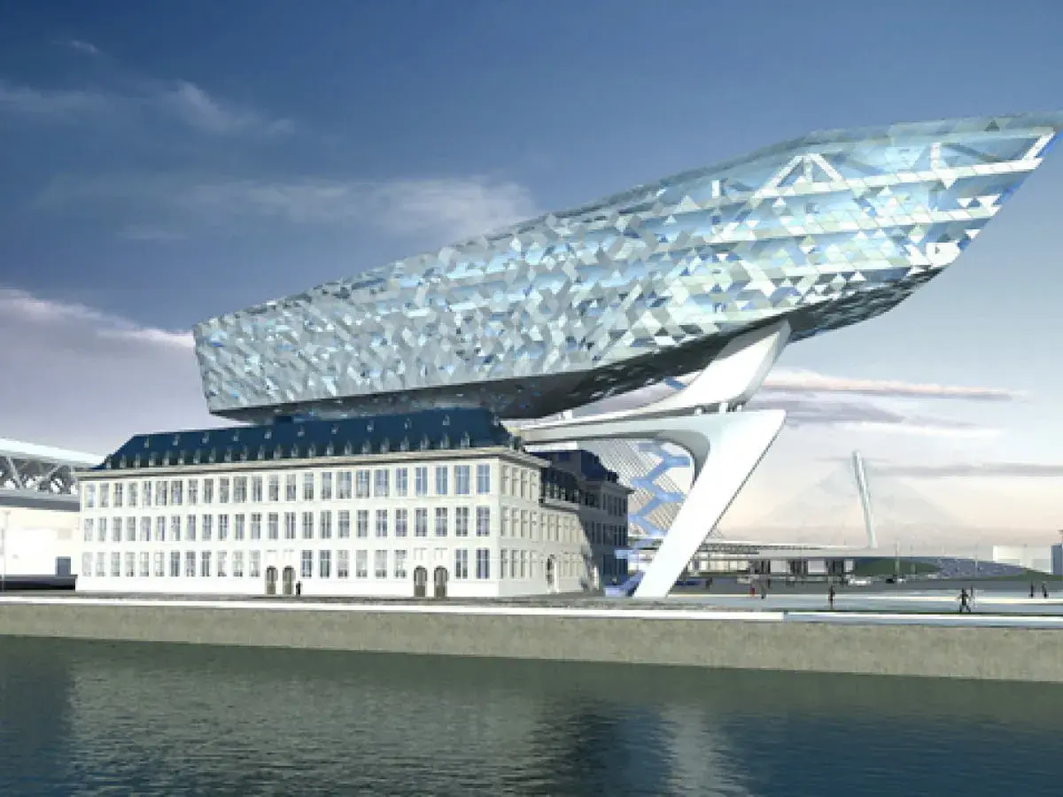 Nowoczesny budynek portowy w Antwerpii, stolicy diamentów, z fasadą przypominającą kryształy.