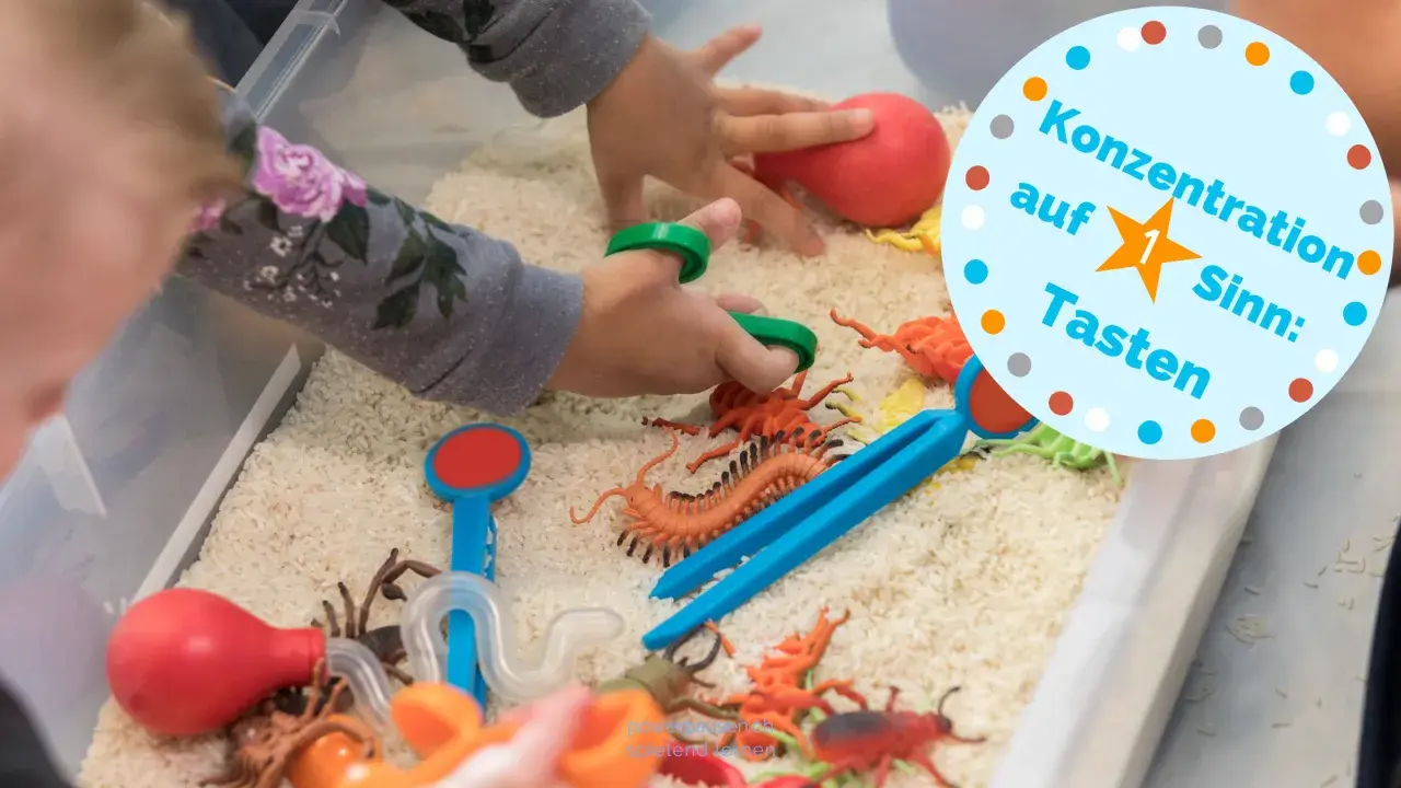 Kinder erforschen mit Spielzeug-Insekten und Reiskörnern eine Sensorik Wanne. Tolle Ideen für spielerisches Lernen und Konzentration auf den Tastsinn.