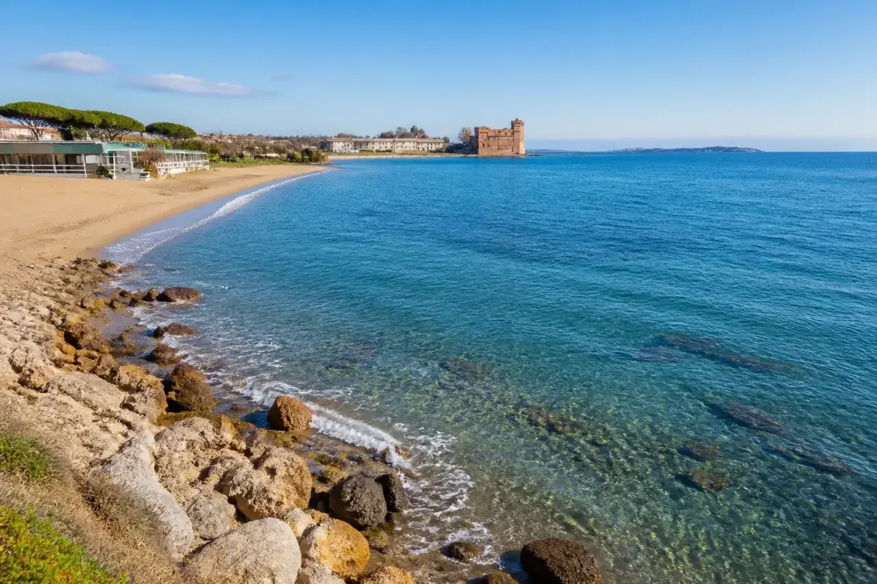 Der Santa Marinella Strand mit seinem klaren Wasser und dem alten Turm im Hintergrund lädt zum Träumen ein.