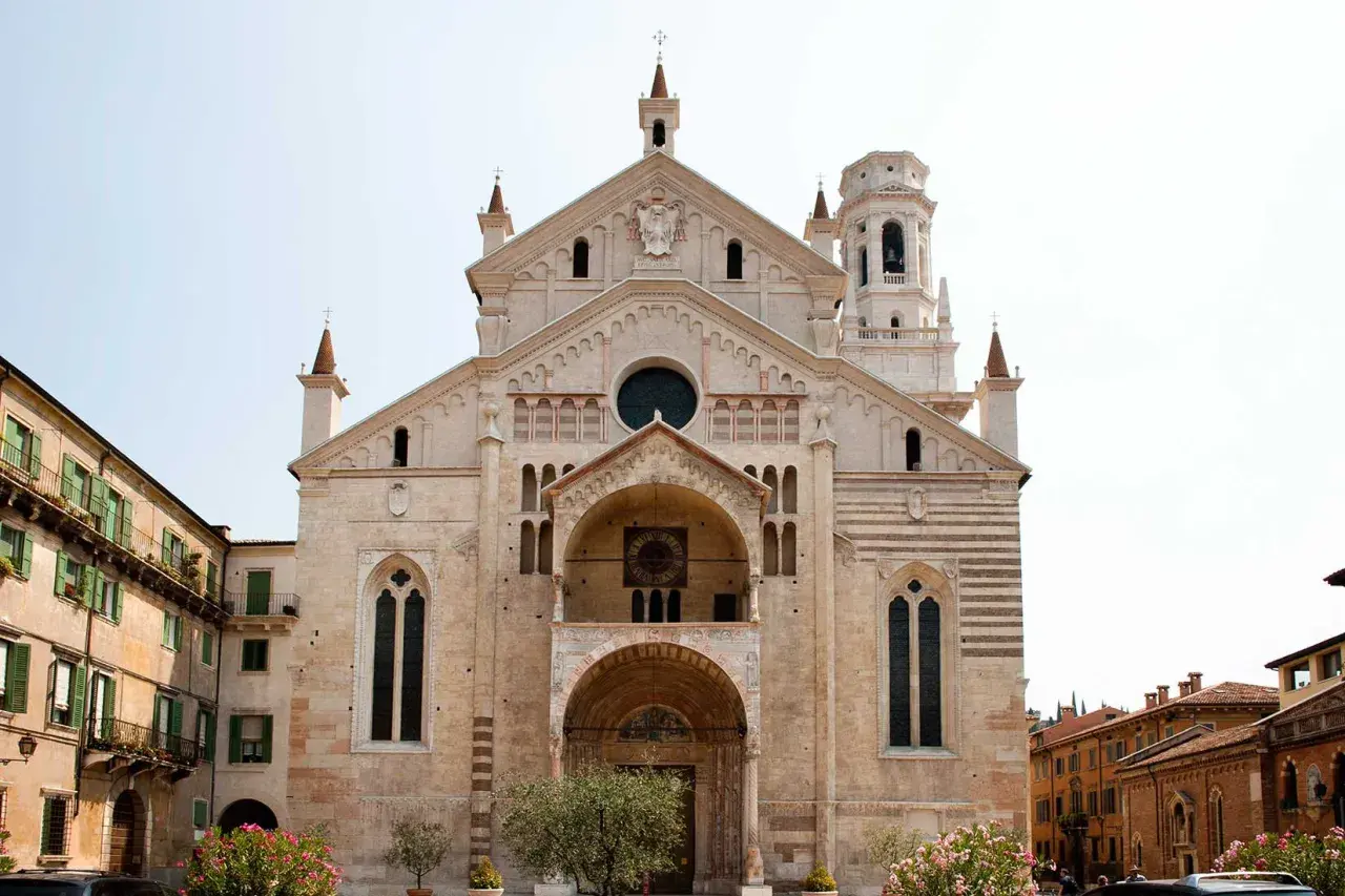 Magnifica facciata di una delle chiese di Verona centro, con dettagli architettonici romanici e gotici.