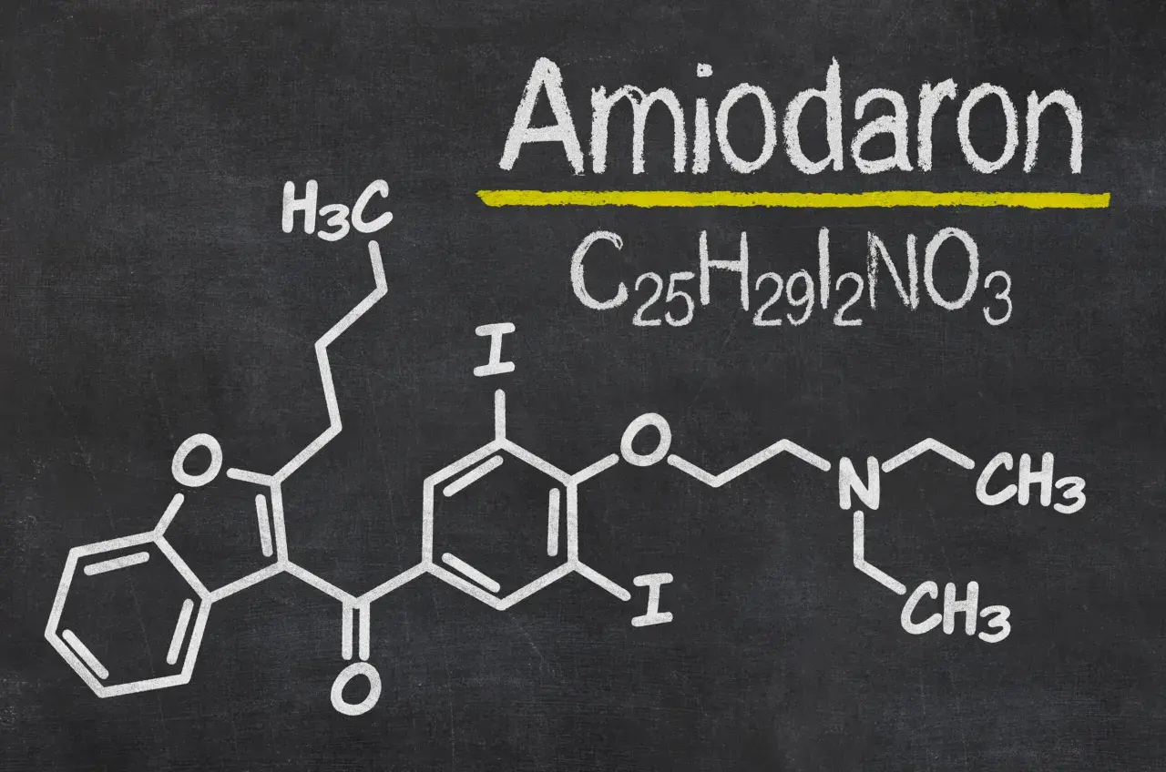 Chemische Struktur von Amiodaron mit Summenformel C25H29I2NO3. Mögliche amiodaron nebenwirkungen sind ein wichtiges Thema bei der Anwendung.