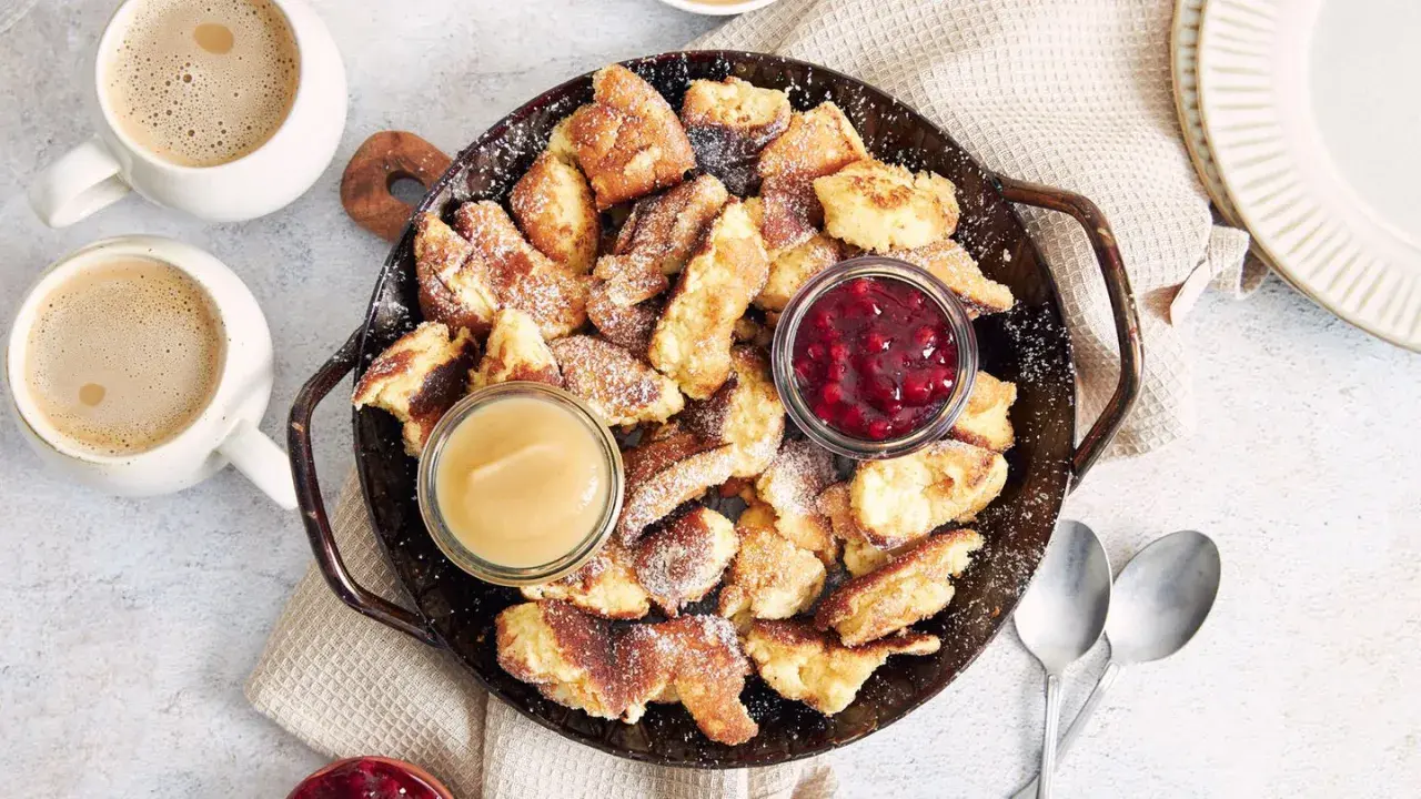 Kaiserschmarrn aus dem Thermomix, goldbraun und fluffig, mit Apfelmus und Preiselbeeren.