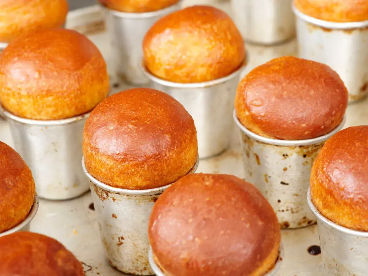 Babas au rhum dorés, prêts à être imbibés. Une étape clé de la recette baba au rhum.