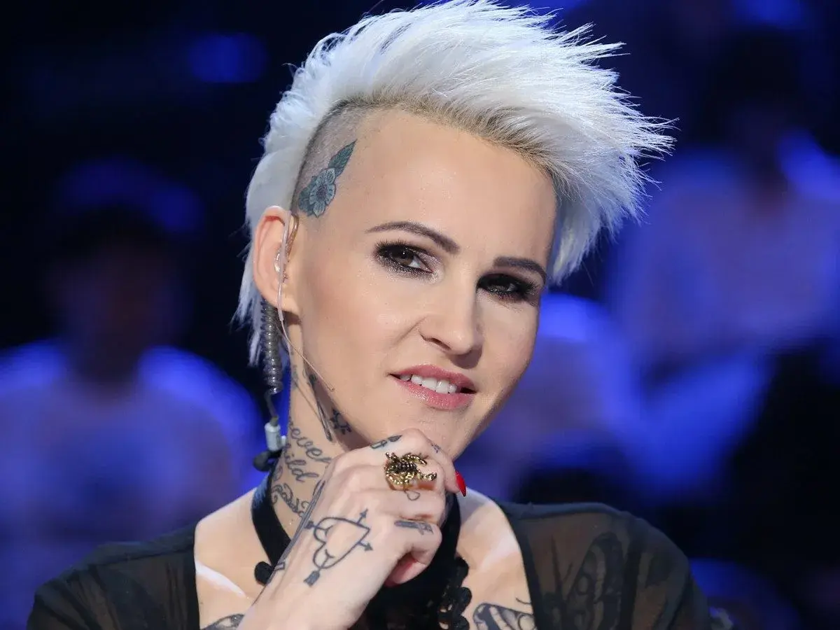 Agnieszka Chylińska, znana z odważnego wizerunku, z charakterystyczną fryzurą i tatuażami. Jej wiek nie przeszkadza jej w byciu ikoną.