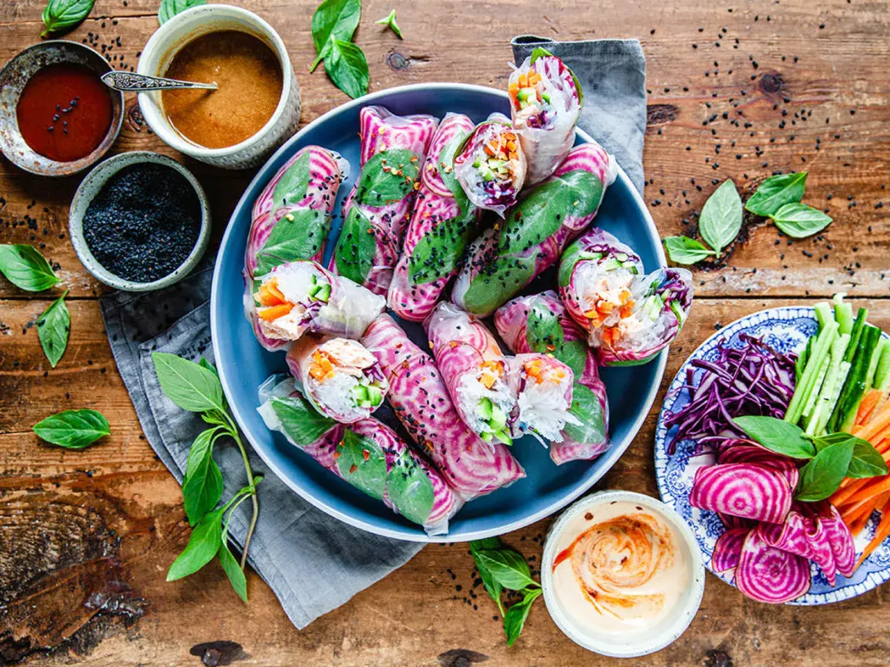 Vackra vietnamesiska vårrullar med kyckling, färska grönsaker och en krämig dippsås. Serveras med en sidoplatta av grönsaker och rödbetor.