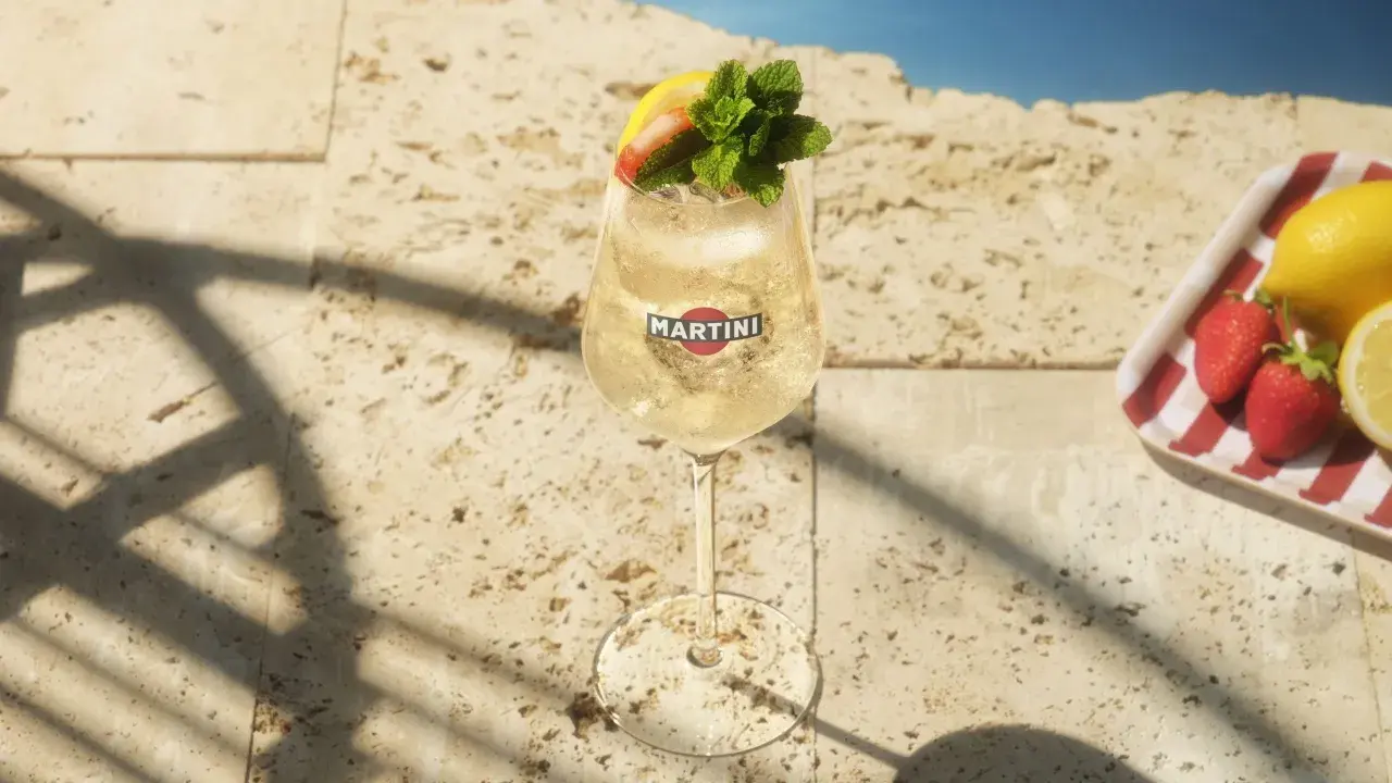 Erfrischender Martini Bianco mit Erdbeere, Zitrone und Minze. Perfekt für sommerliche Martini Bianco Rezepte am Pool.