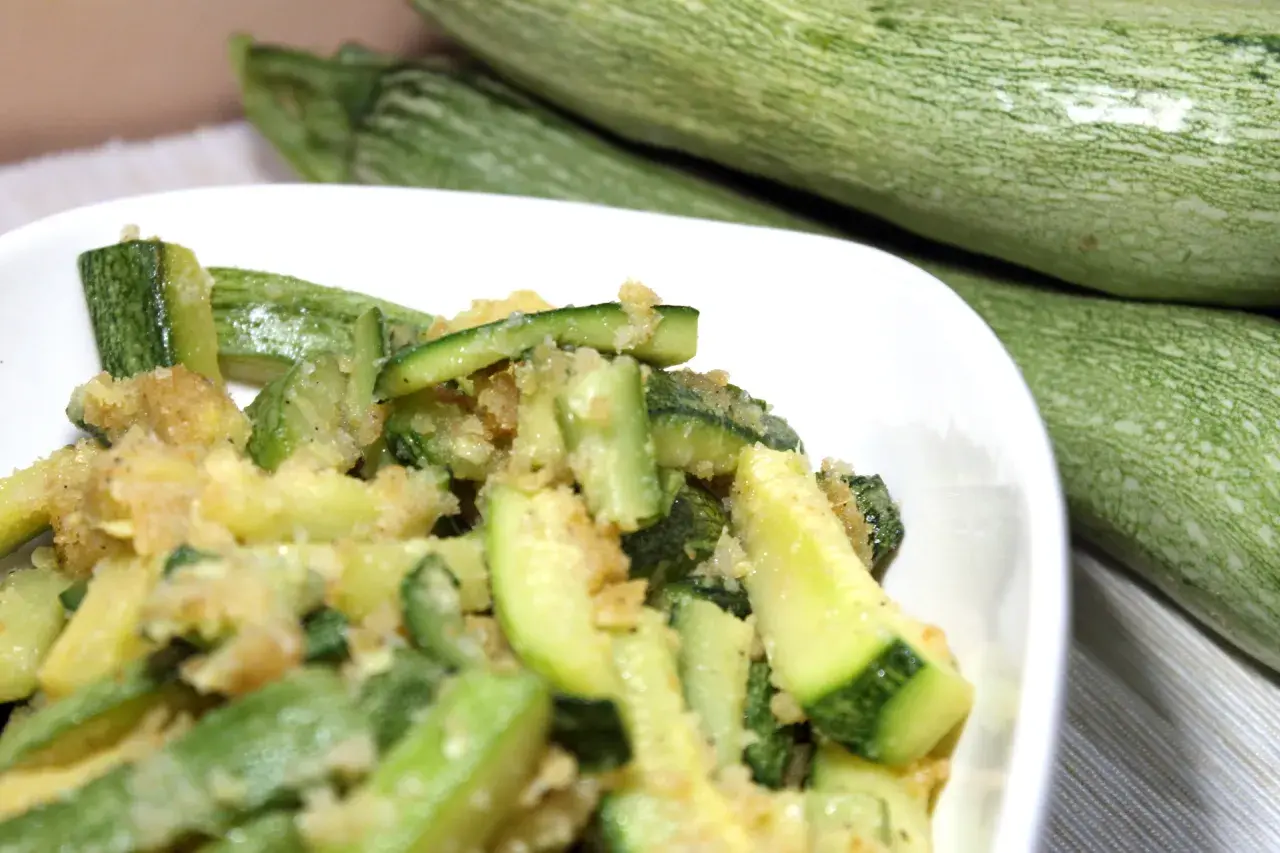 Zucchine sabbiose in padella, un contorno semplice e gustoso, con zucchine fresche appena cotte e dorate.