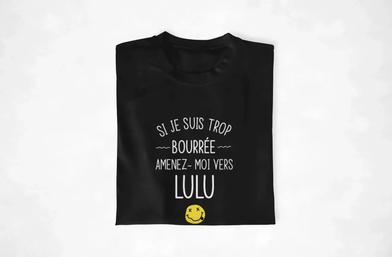 T-shirt noir avec texte humoristique "Si je suis trop bourrée, amenez-moi vers Lulu". Idéal pour la création de t-shirt personnalisé en ligne.