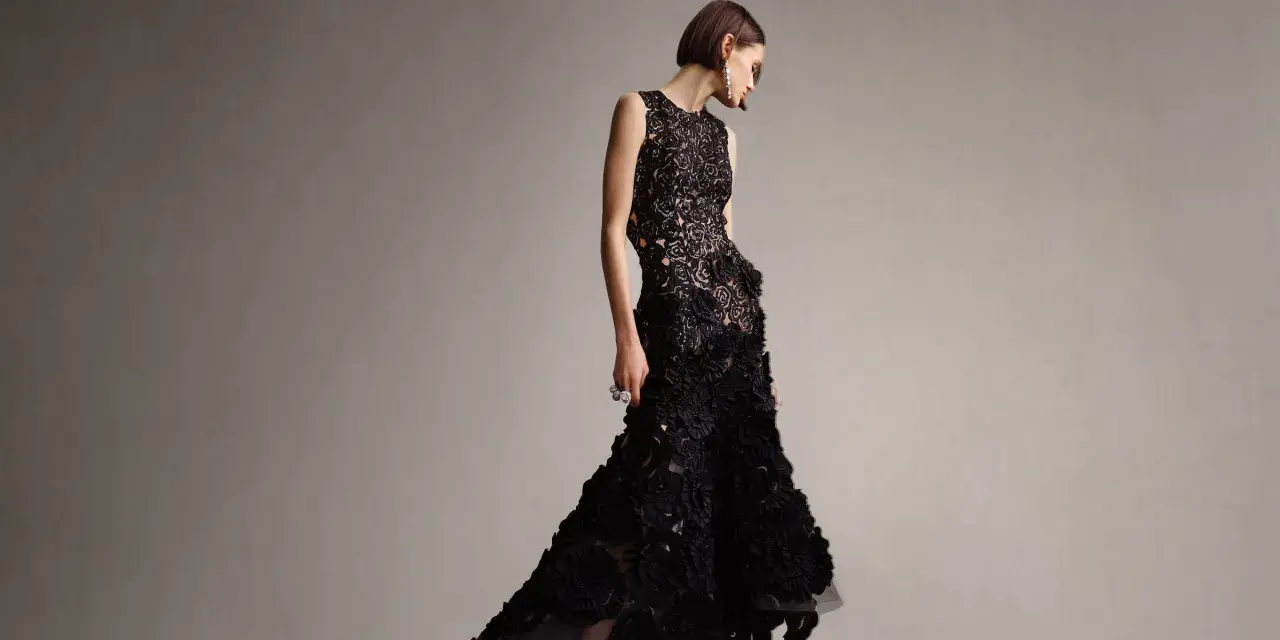 Modelka w czarnej, koronkowej sukni z falbanami, idealnej na black tie dress code damski.