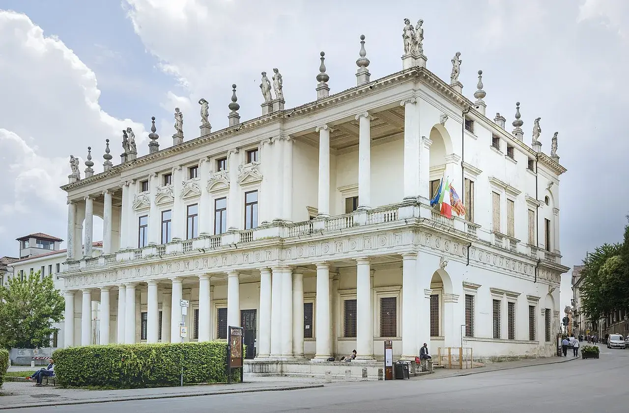 Prachtvolles Gebäude im Stil der Manierismus Architektur, mit Säulen, Statuen und italienischen Flaggen.
