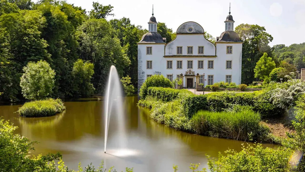 Schloss Baldeney: Ein Muss in Essen mit Wasserspiel und idyllischem Park.