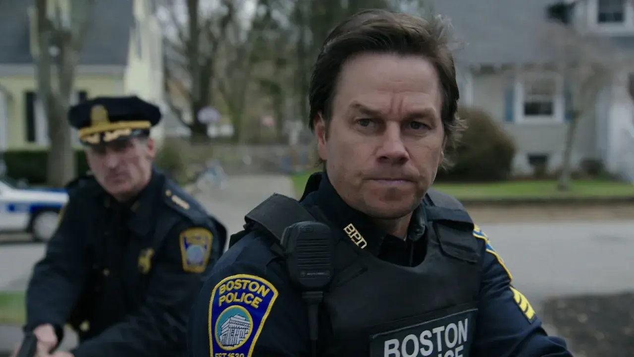 Mark Wahlberg som polis i Patriots Day, med en kollega i bakgrunden.